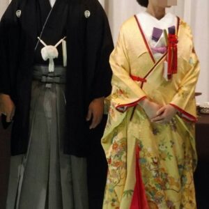 黄色のリメイク振袖を着た花嫁