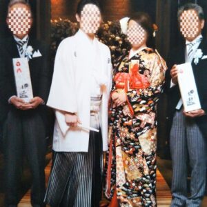 黒色のリメイク振袖を着た花嫁