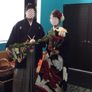 黒色のリメイク振袖を着た花嫁