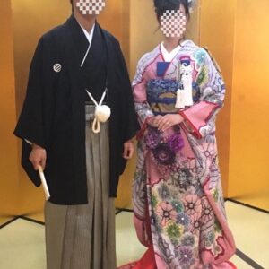 桃色のリメイク振袖を着た花嫁