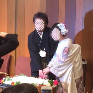 白色のリメイク振袖を着た花嫁