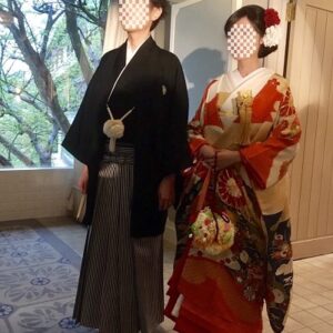 オレンジ色のリメイク振袖を着た花嫁