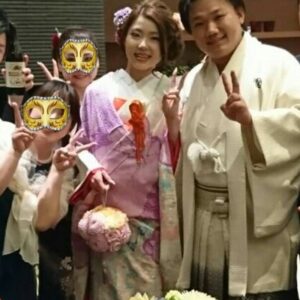 紫色のリメイク振袖を着た花嫁