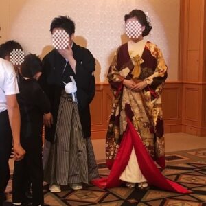 紫色のリメイク振袖を着た花嫁