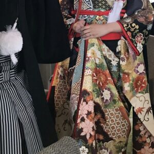 黒色のリメイク振袖を着た花嫁