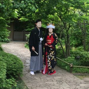 黒色のリメイク振袖を着た花嫁