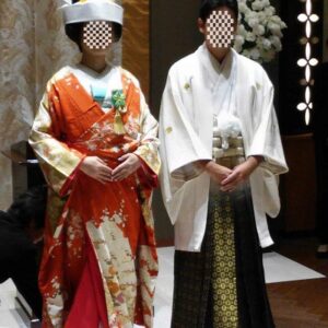 オレンジ色のリメイク振袖を着た花嫁