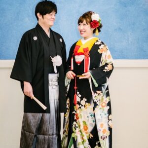 黒色のリメイク振袖を着た花嫁