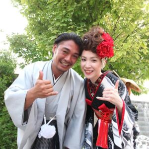 黒色のリメイク振袖を着た花嫁