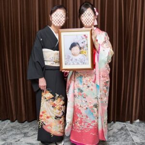 ピンク色のリメイク振袖を着た花嫁