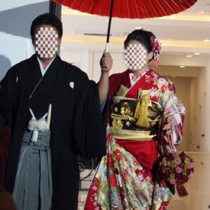 赤色のリメイク振袖を着た花嫁