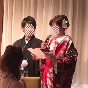 赤色のリメイク振袖を着た花嫁