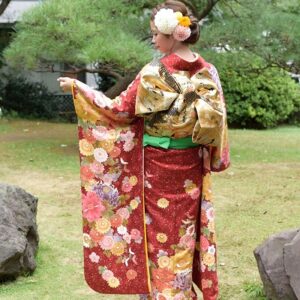 赤色のリメイク振袖を着た花嫁