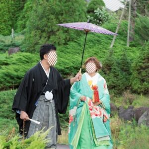 緑色のリメイク振袖を着た花嫁