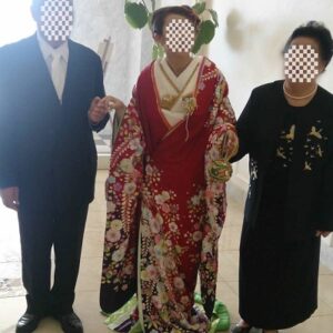 赤色のリメイク振袖を着た花嫁