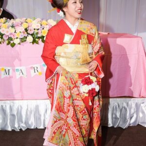 赤色のリメイク振袖を着た花嫁
