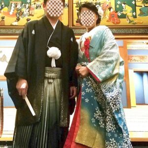 青色のリメイク振袖を着た花嫁