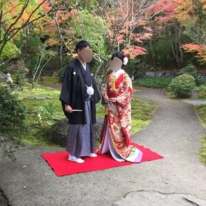 赤色のリメイク振袖を着た花嫁