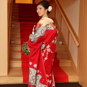 赤色のリメイク振袖を着た花嫁