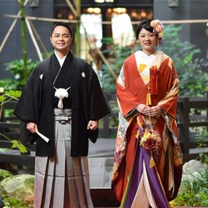 赤色のリメイク振袖を着た花嫁