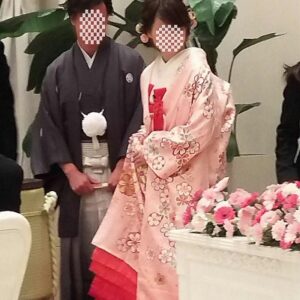 ピンク色のリメイク振袖を着た花嫁