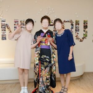 黒色のリメイク振袖を着た花嫁