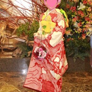 赤色のリメイク振袖を着た花嫁