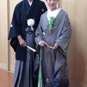 グレー色のリメイク振袖を着た花嫁