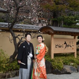 オレンジ色のリメイク振袖を着た花嫁