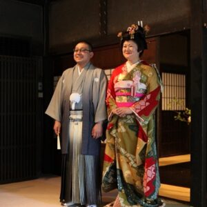 総柄のリメイク振袖を着た花嫁