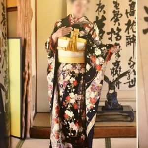 黒色のリメイク振袖を着た花嫁