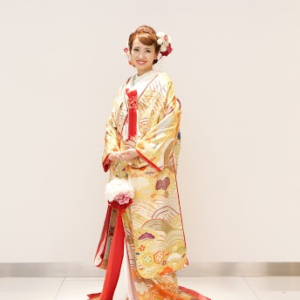 黄色のリメイク振袖を着た花嫁