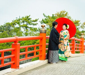 緑色のリメイク振袖を着た花嫁