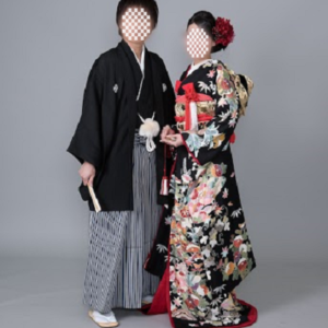 黒色のリメイク振袖を着た花嫁
