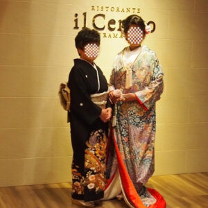 総柄のリメイク振袖を着た花嫁