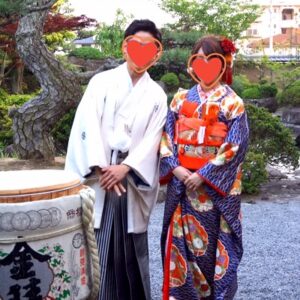 青色のリメイク振袖を着た花嫁