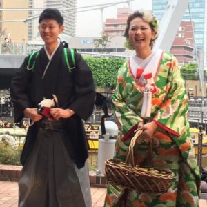 緑色のリメイク振袖を着た花嫁