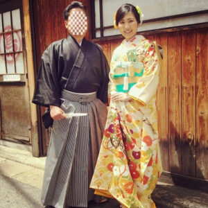 黄色のリメイク振袖を着た花嫁