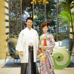 総柄のリメイク振袖を着た花嫁