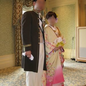 黄色のリメイク振袖を着た花嫁