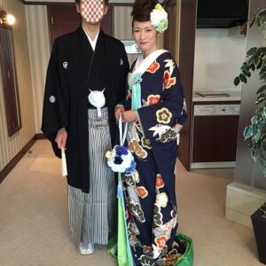 紺色のリメイク振袖を着た花嫁