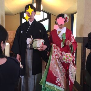 赤色のリメイク振袖を着た花嫁