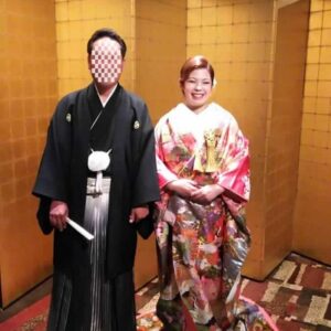 ピンク色の色打掛を着た花嫁