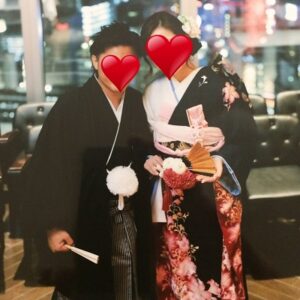 黒色のリメイク振袖を着た花嫁