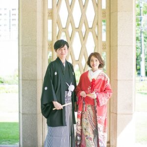 赤色のリメイク振袖を着た花嫁