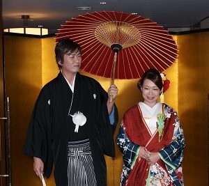 赤色のリメイク振袖を着た花嫁