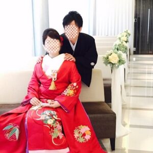 赤色のリメイク振袖を着た花嫁