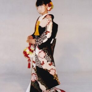 黒色のリメイク振袖を着た花嫁