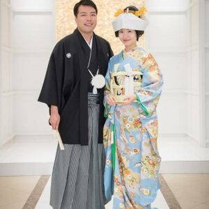 青色のリメイク振袖を着た花嫁