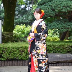 黒色のリメイク振袖を着た花嫁